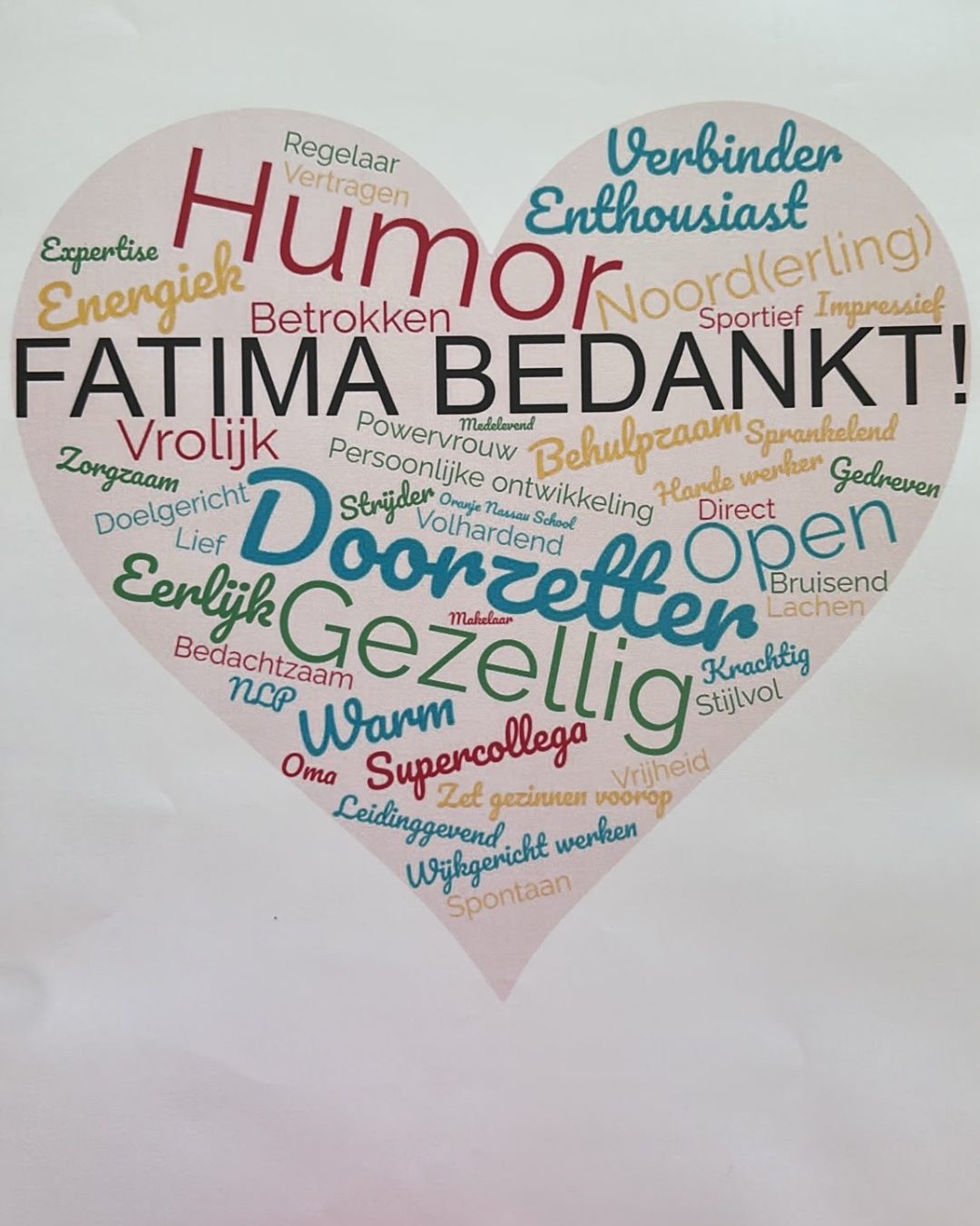 Woordwolk in hartvorm met woorden als humor, doorzetter, warm en gezellig, met "Fatima bedankt!"